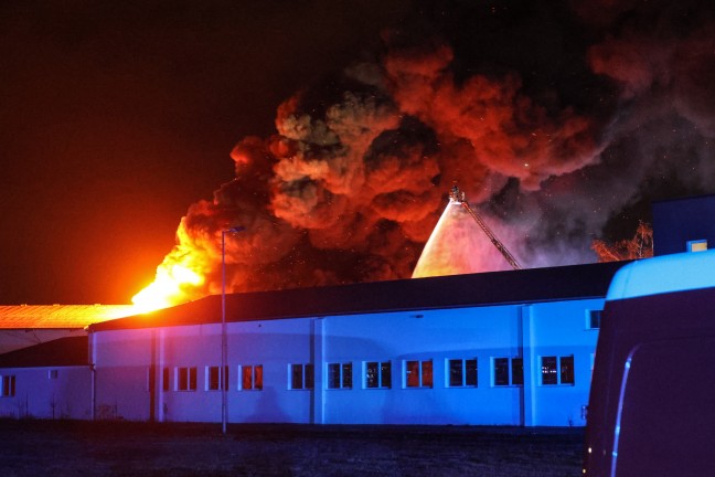 Gro�brand: Halle eines Recyclingunternehmens an der Stadtgrenze zwischen Linz und Traun in Vollbrand
