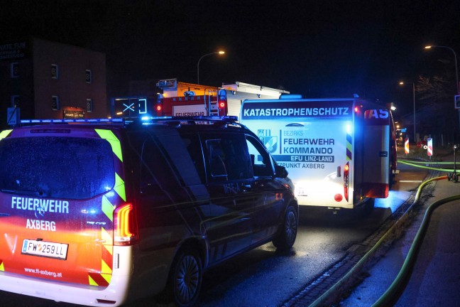 Gro�brand: Halle eines Recyclingunternehmens an der Stadtgrenze zwischen Linz und Traun in Vollbrand