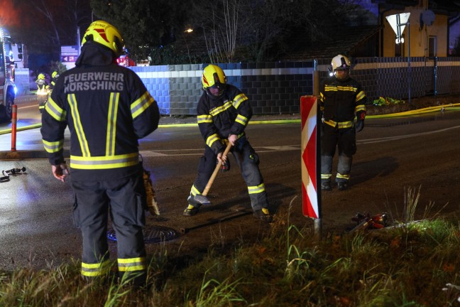 Gro�brand: Halle eines Recyclingunternehmens an der Stadtgrenze zwischen Linz und Traun in Vollbrand
