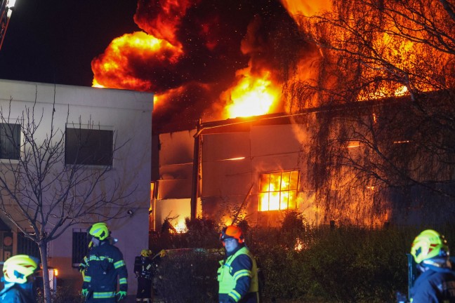 Gro�brand: Halle eines Recyclingunternehmens an der Stadtgrenze zwischen Linz und Traun in Vollbrand