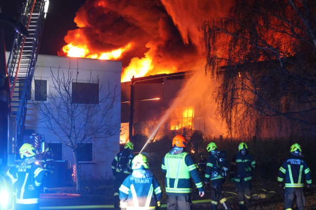 Gro�brand: Halle eines Recyclingunternehmens an der Stadtgrenze zwischen Linz und Traun in Vollbrand