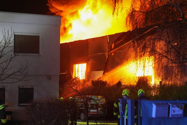 Gro�brand: Halle eines Recyclingunternehmens an der Stadtgrenze zwischen Linz und Traun in Vollbrand
