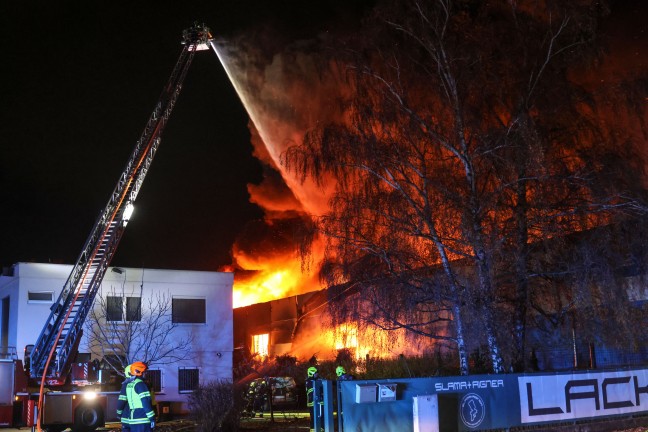 Gro�brand: Halle eines Recyclingunternehmens an der Stadtgrenze zwischen Linz und Traun in Vollbrand