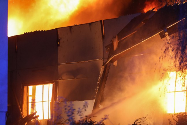 Gro�brand: Halle eines Recyclingunternehmens an der Stadtgrenze zwischen Linz und Traun in Vollbrand