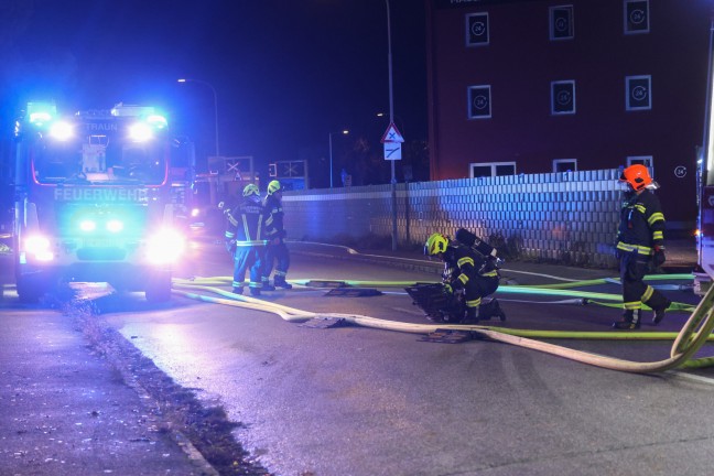 Gro�brand: Halle eines Recyclingunternehmens an der Stadtgrenze zwischen Linz und Traun in Vollbrand