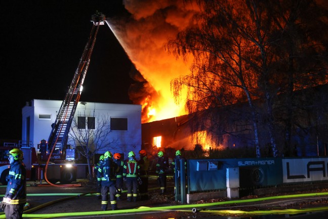 Gro�brand: Halle eines Recyclingunternehmens an der Stadtgrenze zwischen Linz und Traun in Vollbrand