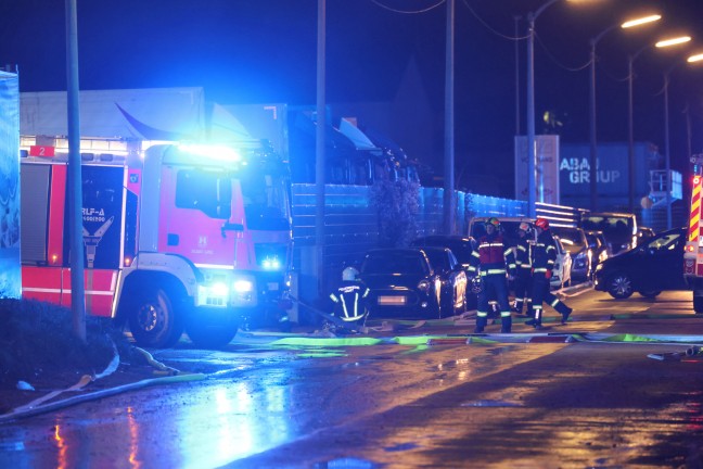Gro�brand: Halle eines Recyclingunternehmens an der Stadtgrenze zwischen Linz und Traun in Vollbrand