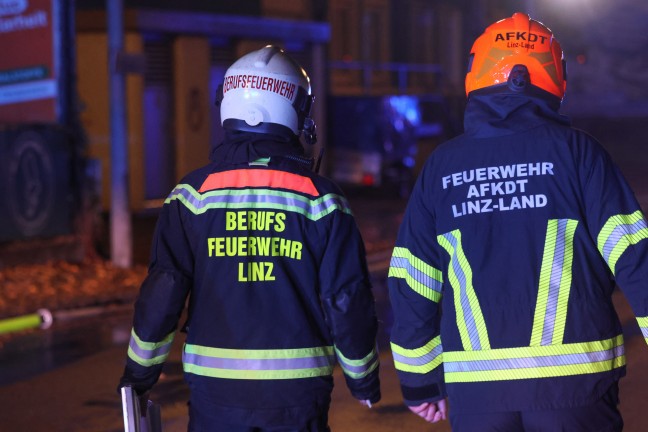 Gro�brand: Halle eines Recyclingunternehmens an der Stadtgrenze zwischen Linz und Traun in Vollbrand