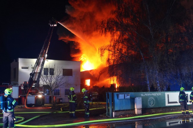 Gro�brand: Halle eines Recyclingunternehmens an der Stadtgrenze zwischen Linz und Traun in Vollbrand