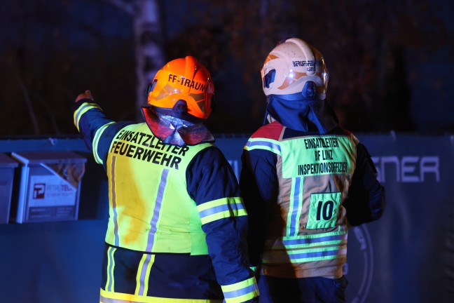 Gro�brand: Halle eines Recyclingunternehmens an der Stadtgrenze zwischen Linz und Traun in Vollbrand