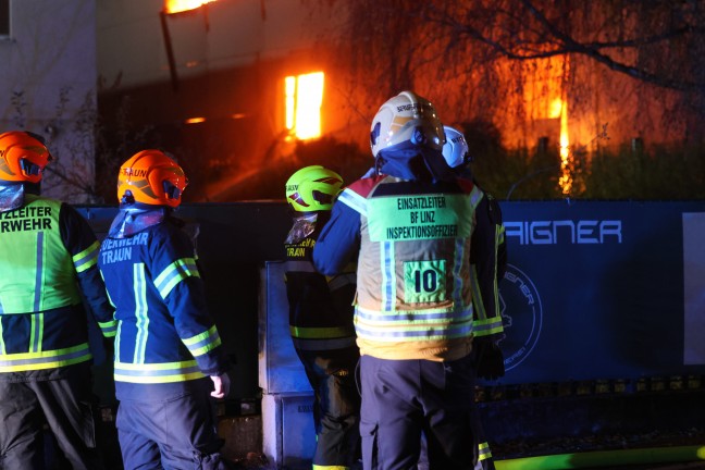 Gro�brand: Halle eines Recyclingunternehmens an der Stadtgrenze zwischen Linz und Traun in Vollbrand