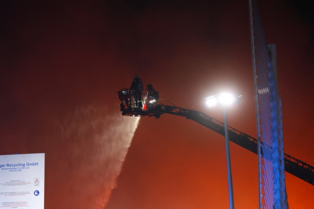 Gro�brand: Halle eines Recyclingunternehmens an der Stadtgrenze zwischen Linz und Traun in Vollbrand