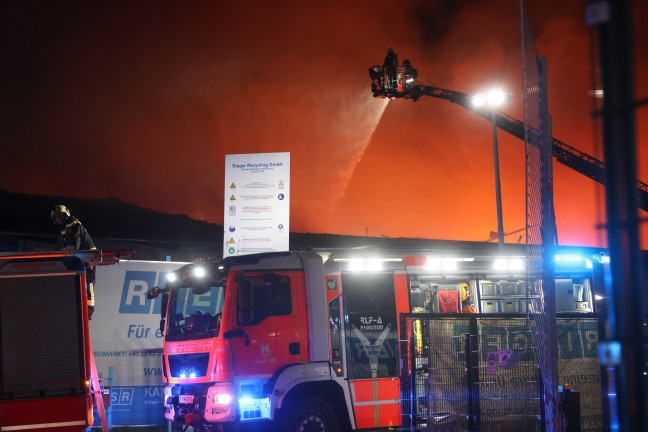 Gro�brand: Halle eines Recyclingunternehmens an der Stadtgrenze zwischen Linz und Traun in Vollbrand