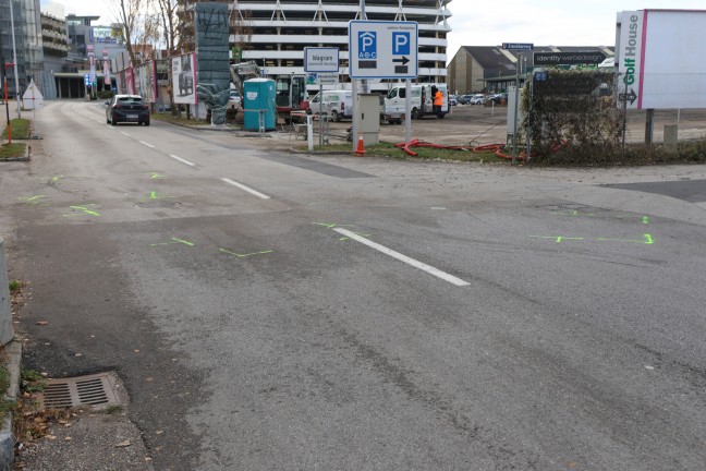 Kreuzungscrash mit drei beteiligten Autos an der Gemeindegrenze zwischen Leonding und Pasching
