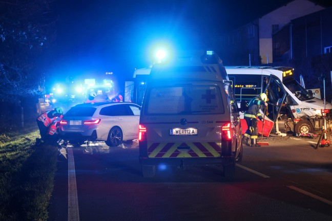 Crash zwischen Linienbus und Auto auf Pyhrnpass Stra�e in Thalheim bei Wels fordert zwei Verletzte