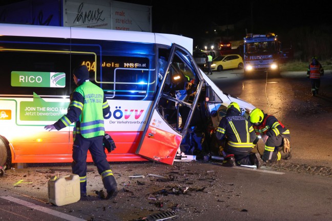 Crash zwischen Linienbus und Auto auf Pyhrnpass Stra�e in Thalheim bei Wels fordert zwei Verletzte