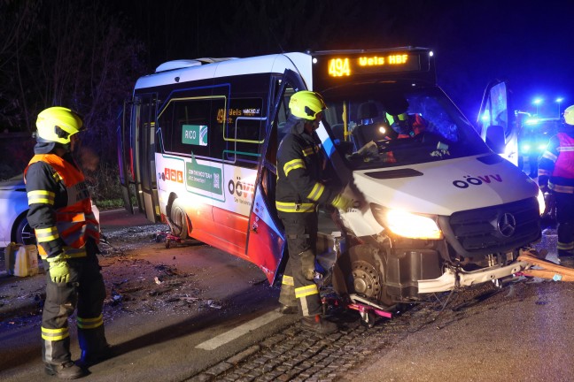 Crash zwischen Linienbus und Auto auf Pyhrnpass Stra�e in Thalheim bei Wels fordert zwei Verletzte