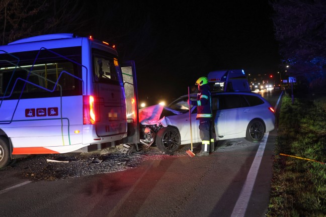 Crash zwischen Linienbus und Auto auf Pyhrnpass Stra�e in Thalheim bei Wels fordert zwei Verletzte