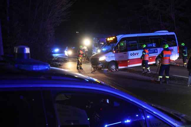 Crash zwischen Linienbus und Auto auf Pyhrnpass Stra�e in Thalheim bei Wels fordert zwei Verletzte