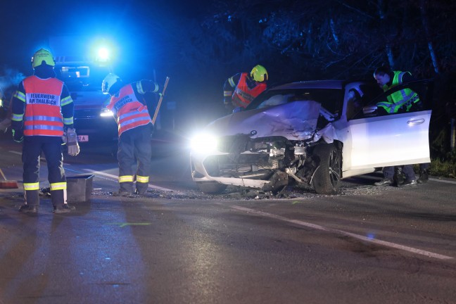 Crash zwischen Linienbus und Auto auf Pyhrnpass Stra�e in Thalheim bei Wels fordert zwei Verletzte