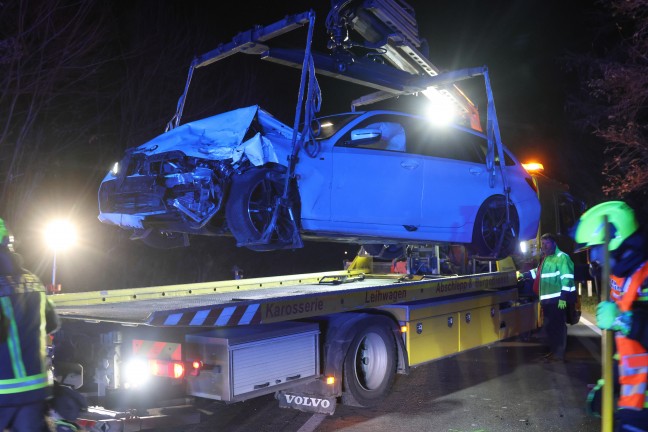 Crash zwischen Linienbus und Auto auf Pyhrnpass Stra�e in Thalheim bei Wels fordert zwei Verletzte