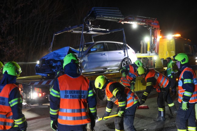 Crash zwischen Linienbus und Auto auf Pyhrnpass Stra�e in Thalheim bei Wels fordert zwei Verletzte
