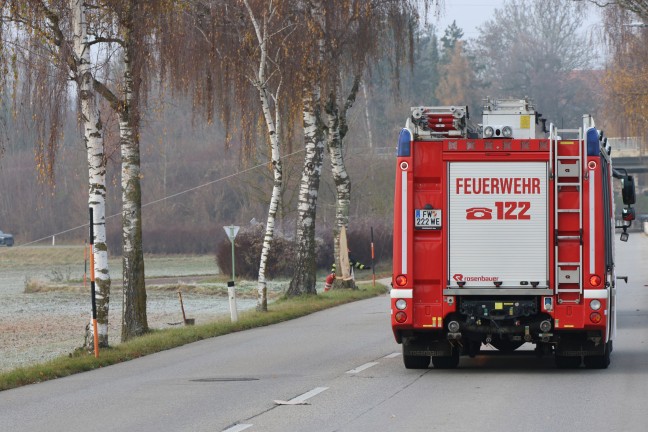 Autolenkerin in Wels-Puchberg mit PKW von Stra�e abgekommen und gegen Baum geprallt