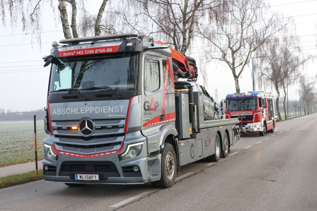 Autolenkerin in Wels-Puchberg mit PKW von Stra�e abgekommen und gegen Baum geprallt