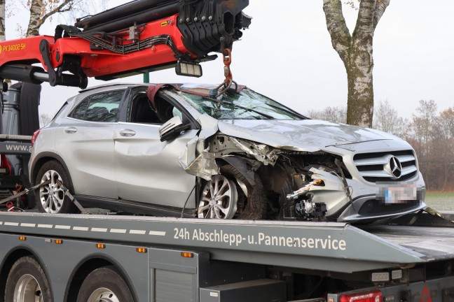 Autolenkerin in Wels-Puchberg mit PKW von Stra�e abgekommen und gegen Baum geprallt