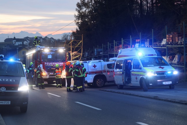 Reanimation: Autolenker in Sierning in Lagerplatz eines Dachdeckerbetriebes gekracht
