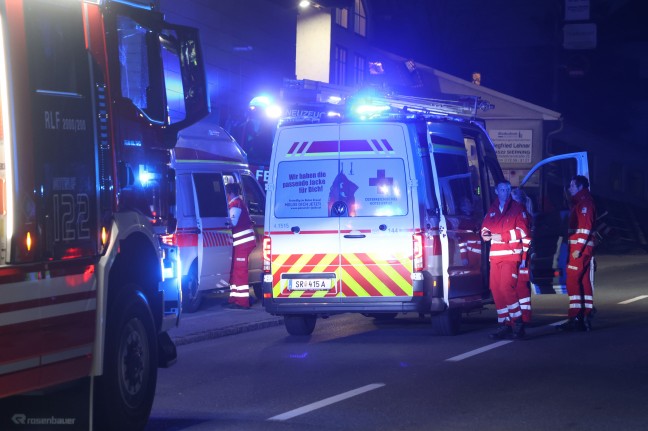 Reanimation: Autolenker in Sierning in Lagerplatz eines Dachdeckerbetriebes gekracht