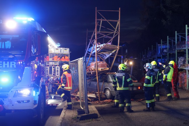 Reanimation: Autolenker in Sierning in Lagerplatz eines Dachdeckerbetriebes gekracht