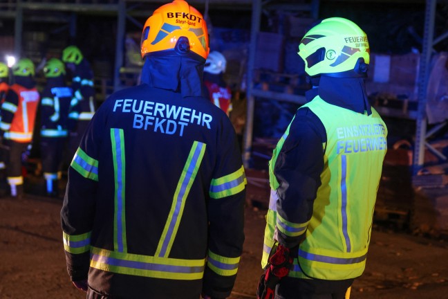 Reanimation: Autolenker in Sierning in Lagerplatz eines Dachdeckerbetriebes gekracht