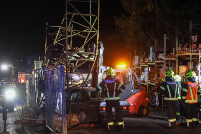 Reanimation: Autolenker in Sierning in Lagerplatz eines Dachdeckerbetriebes gekracht