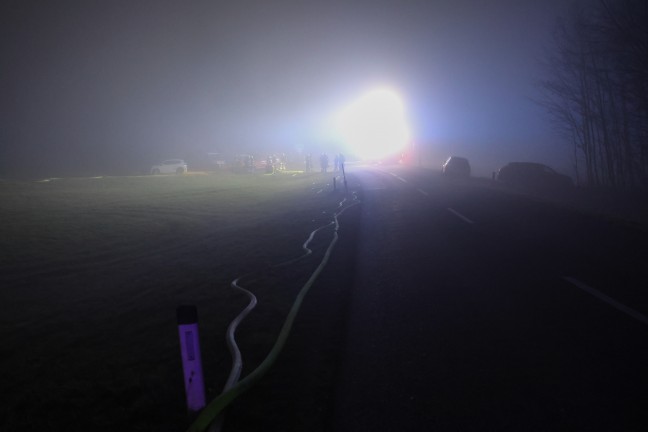 Gro�brand: 13 Feuerwehren bei Brand eines Geb�udes in Taiskirchen im Innkreis im Einsatz