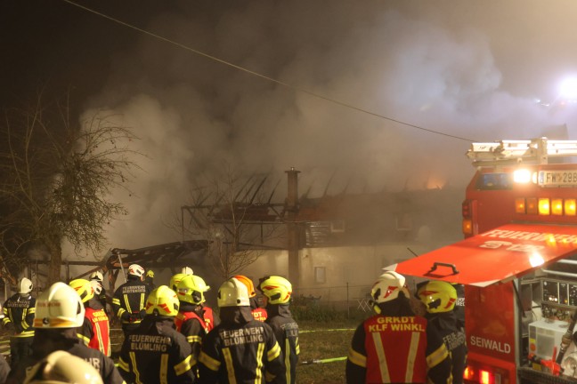 Gro�brand: 13 Feuerwehren bei Brand eines Geb�udes in Taiskirchen im Innkreis im Einsatz