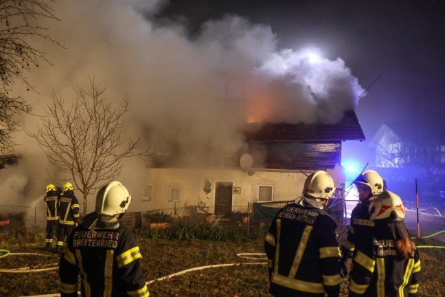Gro�brand: 13 Feuerwehren bei Brand eines Geb�udes in Taiskirchen im Innkreis im Einsatz
