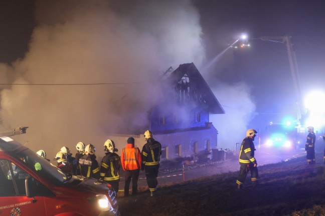 Gro�brand: 13 Feuerwehren bei Brand eines Geb�udes in Taiskirchen im Innkreis im Einsatz