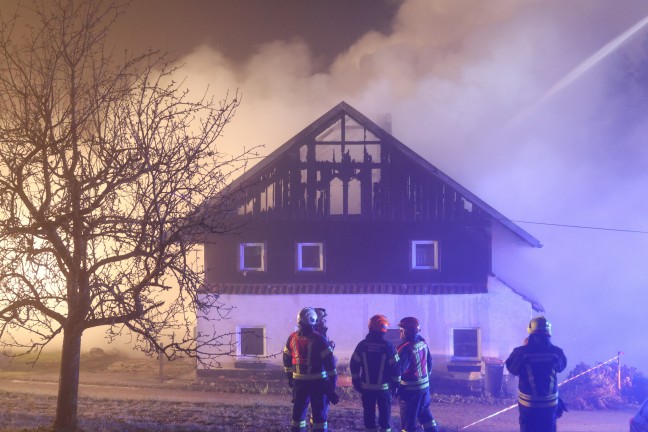 Gro�brand: 13 Feuerwehren bei Brand eines Geb�udes in Taiskirchen im Innkreis im Einsatz