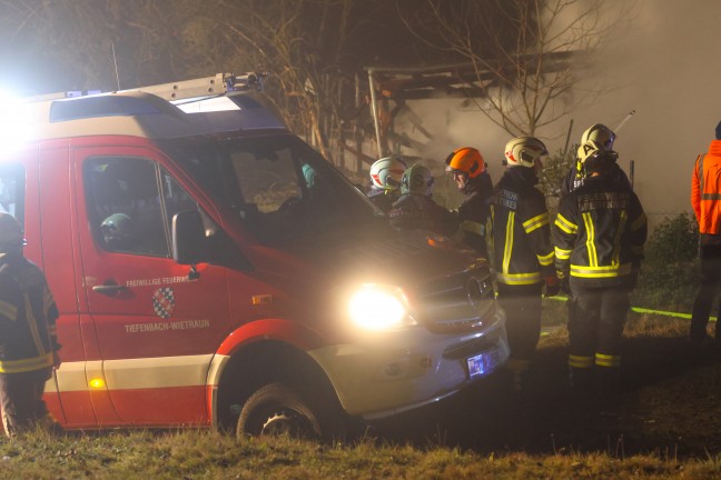 Gro�brand: 13 Feuerwehren bei Brand eines Geb�udes in Taiskirchen im Innkreis im Einsatz
