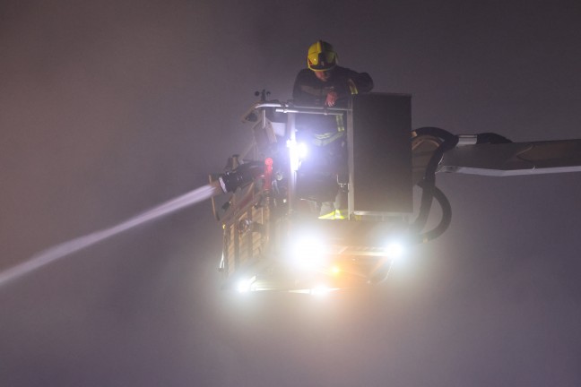Gro�brand: 13 Feuerwehren bei Brand eines Geb�udes in Taiskirchen im Innkreis im Einsatz