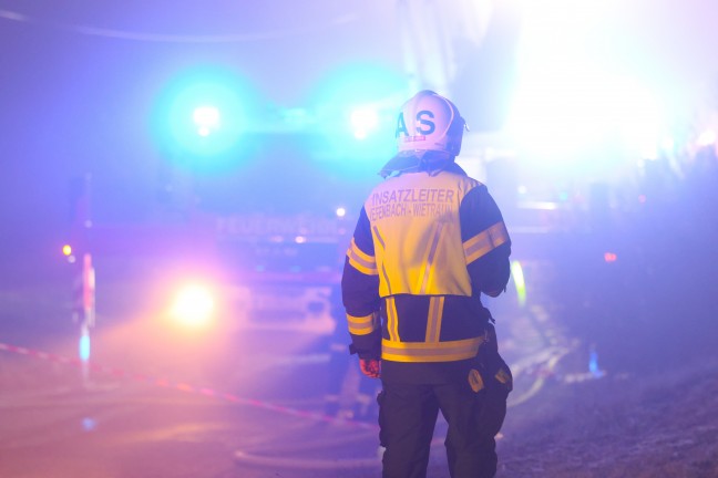Gro�brand: 13 Feuerwehren bei Brand eines Geb�udes in Taiskirchen im Innkreis im Einsatz