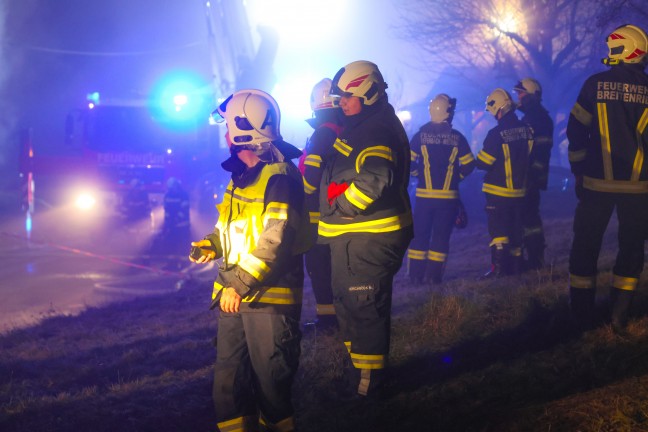 Gro�brand: 13 Feuerwehren bei Brand eines Geb�udes in Taiskirchen im Innkreis im Einsatz