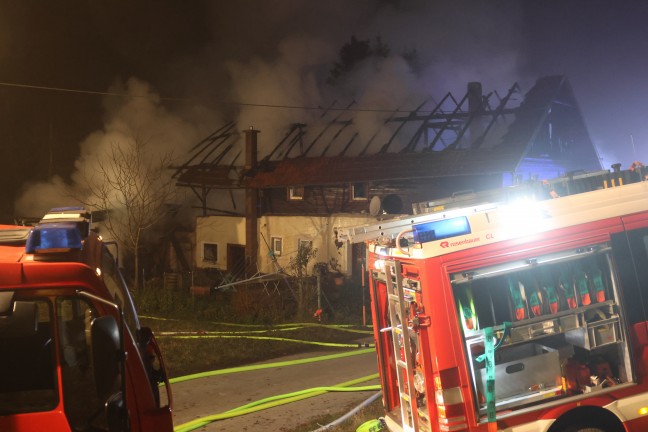 Gro�brand: 13 Feuerwehren bei Brand eines Geb�udes in Taiskirchen im Innkreis im Einsatz