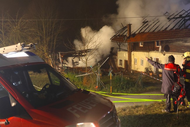 Gro�brand: 13 Feuerwehren bei Brand eines Geb�udes in Taiskirchen im Innkreis im Einsatz