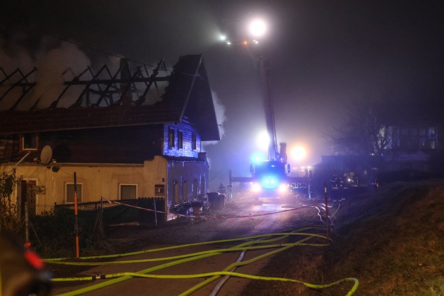 Gro�brand: 13 Feuerwehren bei Brand eines Geb�udes in Taiskirchen im Innkreis im Einsatz