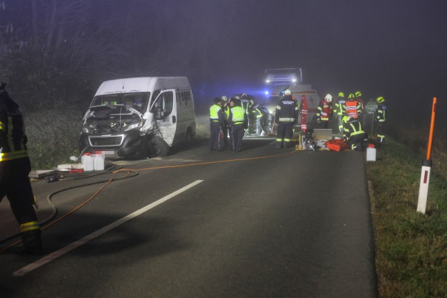 Menschenrettung nach schwerem Verkehrsunfall zwischen PKW und Kleintransporter in Wilhering