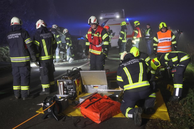 Menschenrettung nach schwerem Verkehrsunfall zwischen PKW und Kleintransporter in Wilhering