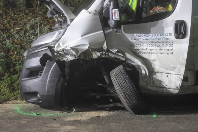 Menschenrettung nach schwerem Verkehrsunfall zwischen PKW und Kleintransporter in Wilhering