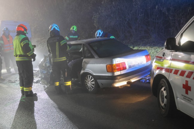 Menschenrettung nach schwerem Verkehrsunfall zwischen PKW und Kleintransporter in Wilhering